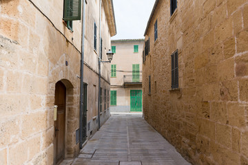 Fototapeta na wymiar narrow street of Alcudia on the island of Mallorca