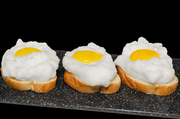 Preparations for the preparation of hot sandwiches with eggs.