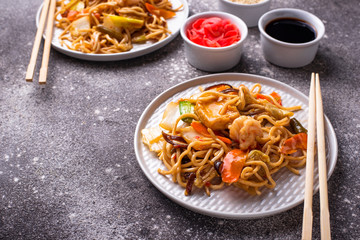 Asian noodles with shrimps and vegetables