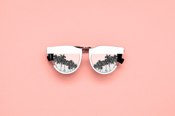 White glasses with palm trees on a pink background. - obrazy, fototapety, plakaty