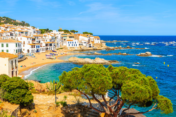 View of beach and fishing village Calella de Palafrugell, Catalonia, Spain. - obrazy, fototapety, plakaty