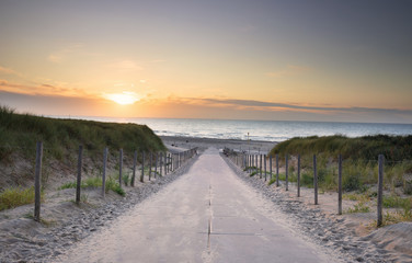 chemin vers la plage de la mer du Nord au coucher du soleil