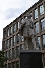 Fototapeta na wymiar Statue of Anthony van Dyck in Anvers, Belgium