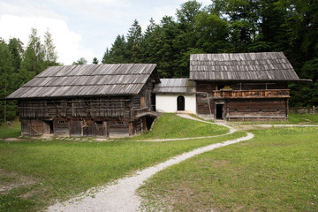 Schöner Anblick und Blick in die Vergangenheit - Alte Bauernhäuser aus Holz und Lehm,  in Tirol