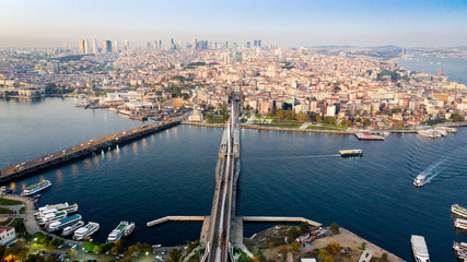 Fototapeta premium widok z lotu ptaka na most kolejowy w złotym rogu w cieśninie Stambuł