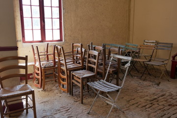 Salle avec vieilles chaises