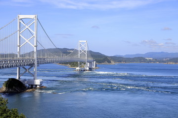 大鳴門橋と鳴門の渦潮 (徳島)