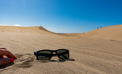 occhiali da sole nel deserto
