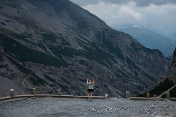 Ragazza fa foto alla montagna