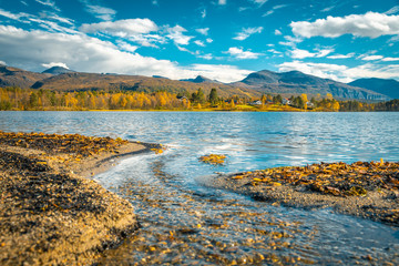 Fototapeta premium View over the Övre Saetervatnet lake in fall