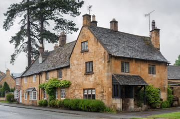 Fototapeta na wymiar BROADWAY, ENGLAND - MAY, 27 2018: Pretty Cottages with climbing plants in the village of Broadway, in the English county of Worcestershire, Cotswolds, UK 