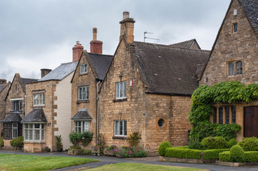 Fototapeta na wymiar BROADWAY, ENGLAND - MAY, 27 2018: Pretty Cottages with climbing plants in the village of Broadway, in the English county of Worcestershire, Cotswolds, UK 