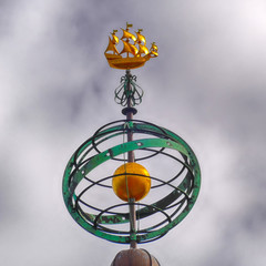 Wetterfahne auf einem historischen Gebäude in Emden