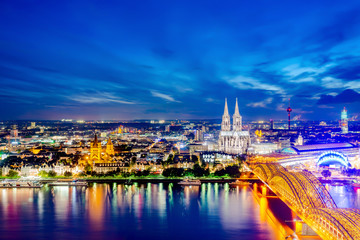 Fototapeta na wymiar Köln mit Kölner Dom und Rhein bei Nacht