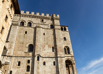 Particolari della facciata del palazzo dei Consoli a Gubbio