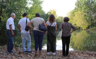 Famiglia al lago in gita - autunno in arrivo