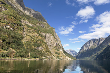 Fototapeta premium Nærøyfjord bei Gudvangen in Norwegen, Weltnaturerbe Westnorwegische Fjorde.