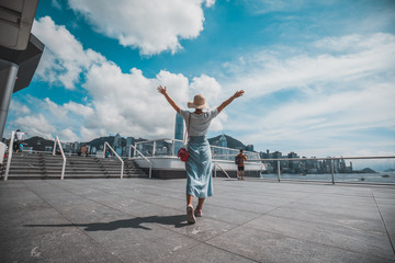Fototapeta na wymiar Woman traveling in Hong Kong City 