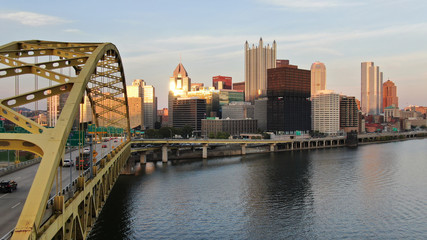 Obraz premium Pittsburgh's skyline and the Fort Pitt Bridge