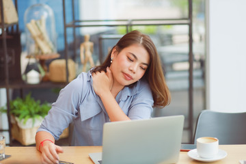 Obraz premium Asian woman working in cafe and have problem with office syndrome