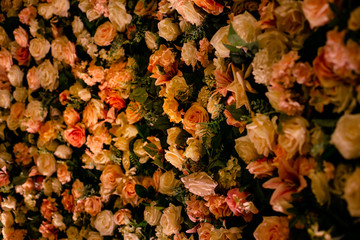 Parede de Flores artificiais na decoração em tons pastéis