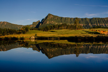 Linda encosta da serra geral com reflexo na água do lago, mostrando a beleza da natureza de Santa Catarina