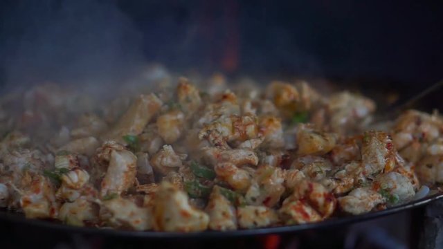 Ateşte tava &uuml;zerinde tavuk pişirmek