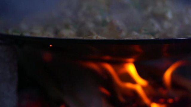 Ateşte tava &uuml;zerinde tavuk pişirmek