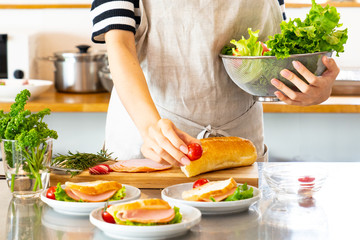 キッチンで朝食を作る女性