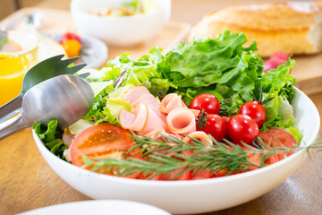 朝食に野菜サラダを食べる