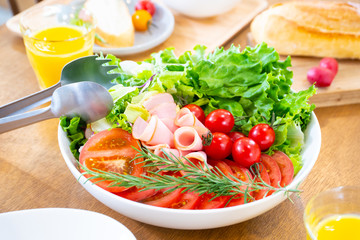 朝食に野菜サラダを食べる