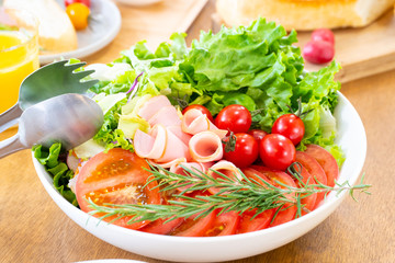 朝食に野菜サラダを食べる