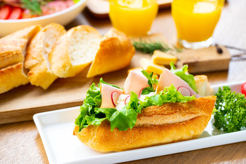 朝食にサンドイッチを食べる