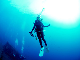 Naklejka premium Scuba diver with coral