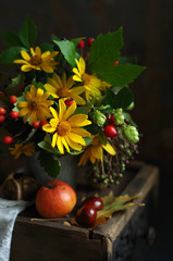 herbstliches Stillleben mit Blumen