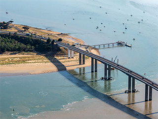 vue aérienne du pont de l'île de Noirmoutiers en France