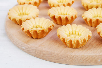How to prepare colorful cupcakes with fresh fruits