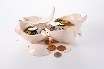 割れた貯金箱と小銭