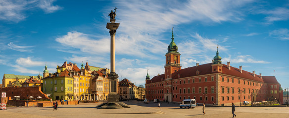 Fototapeta na wymiar Warsaw,Poland: Royal Castle on the Castle Square on a clear spring day