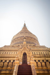 Fototapeta premium Shwezigon pagoda in Bagan, Myanmar