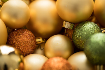 Weihnachtsbaumkugeln aus Glas in Gold, Grün und Bronze mit Glitter Glitzer, Matt und Spiegel Glanz Finish für Weihnachtsdekoration 