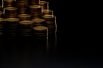 積み上げた金貨 影