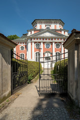 Eingangsportal zur denkmalgeschützten Schlosskirche Berlin-Buch - Im Gibelfeld der hebräische Gottesname JHWH