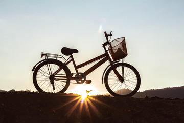 Naklejka premium bike on the mountain sunset background