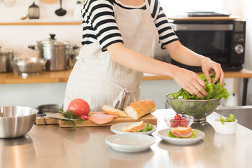 Obraz na płótnie Canvas キッチンで調理する女性