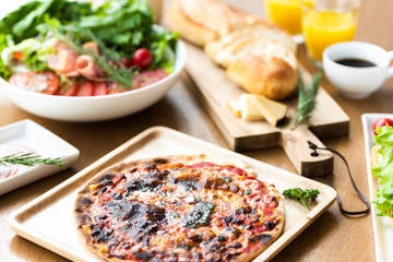 テーブルにならぶピザとサラダ