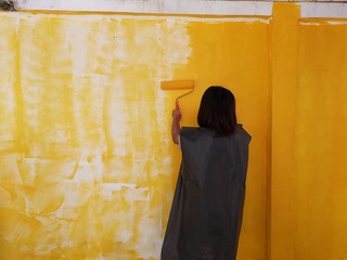 Woman painted yellow on the wall