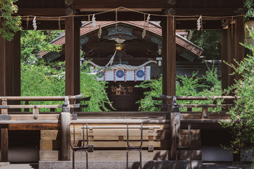 京都、梨木神社の拝殿 (手前)と 本殿（奥）
