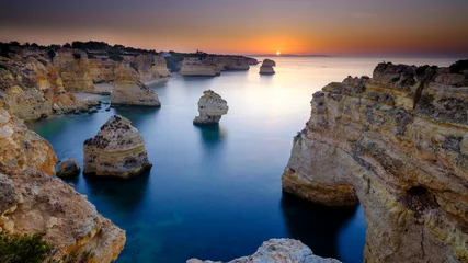 Fototapete Strand Marinha, Algarve, Portugal Sonnenaufgang über Faro und der Algarve aus der Nähe von Plaia da Marinha, Portugal