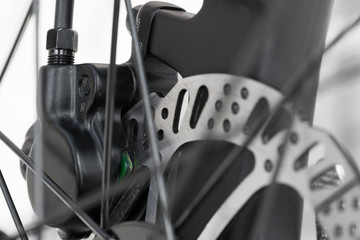 Moderne hydraulische Scheibenbremse am Fahrrad